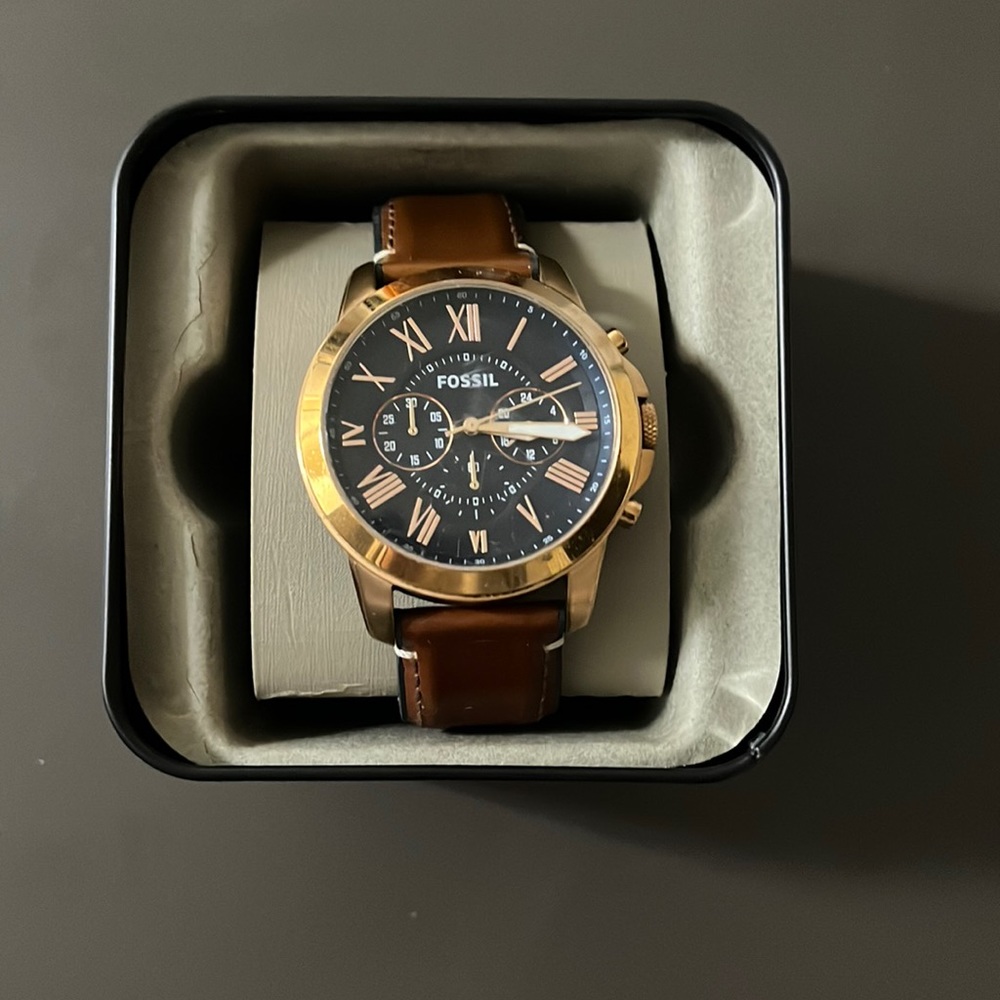 Fossil watch!! New quality! With original box!!!